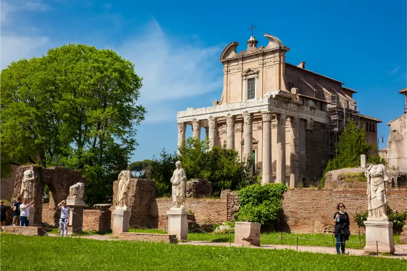 Tourists Visiting Ancient Ruins House Vestal Virgins Roman Forum Rome